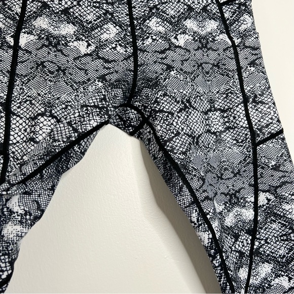 Zyia Size 6-8 Cobra Metallic Pocket Light n Tight Hi-Rise Capri 20” - Picture 4 of 6